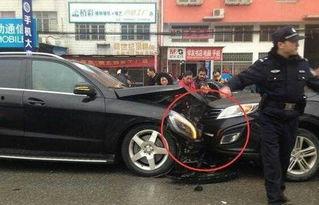 日式车撞国产车视频,现场惊心动魄！